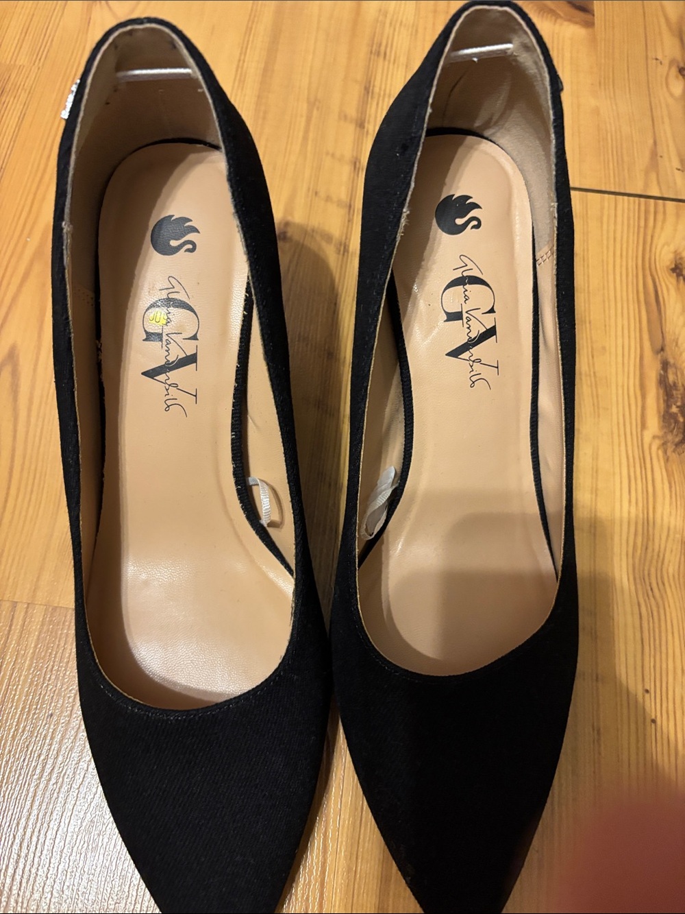Gloria Vanderbilt Black Pointed Toe Pumps